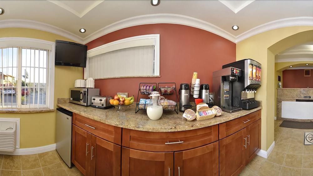 Rodeway Inn & Suites Near The Coliseum & Arena Оукланд Екстериор снимка