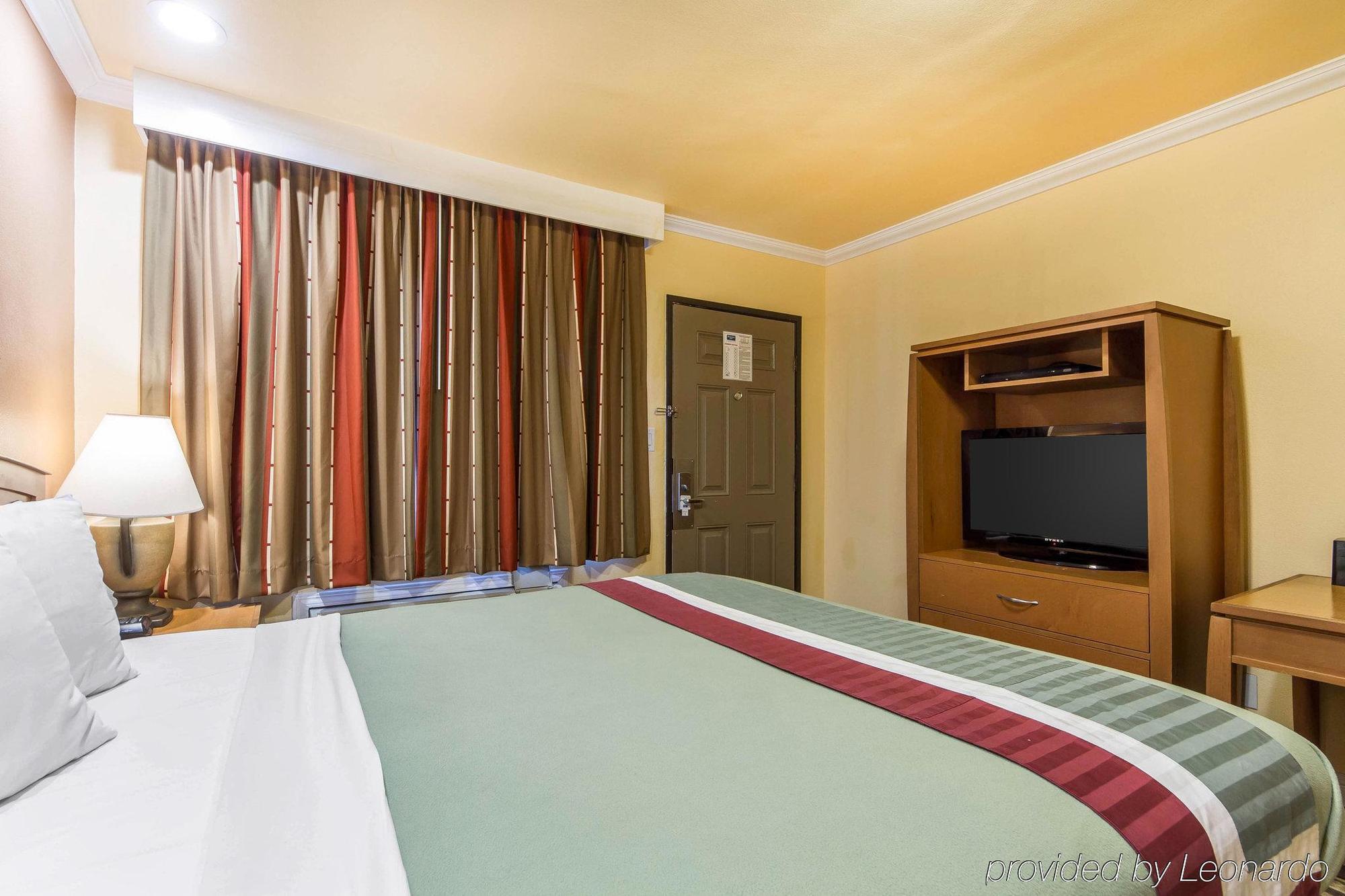 Rodeway Inn & Suites Near The Coliseum & Arena Оукланд Екстериор снимка