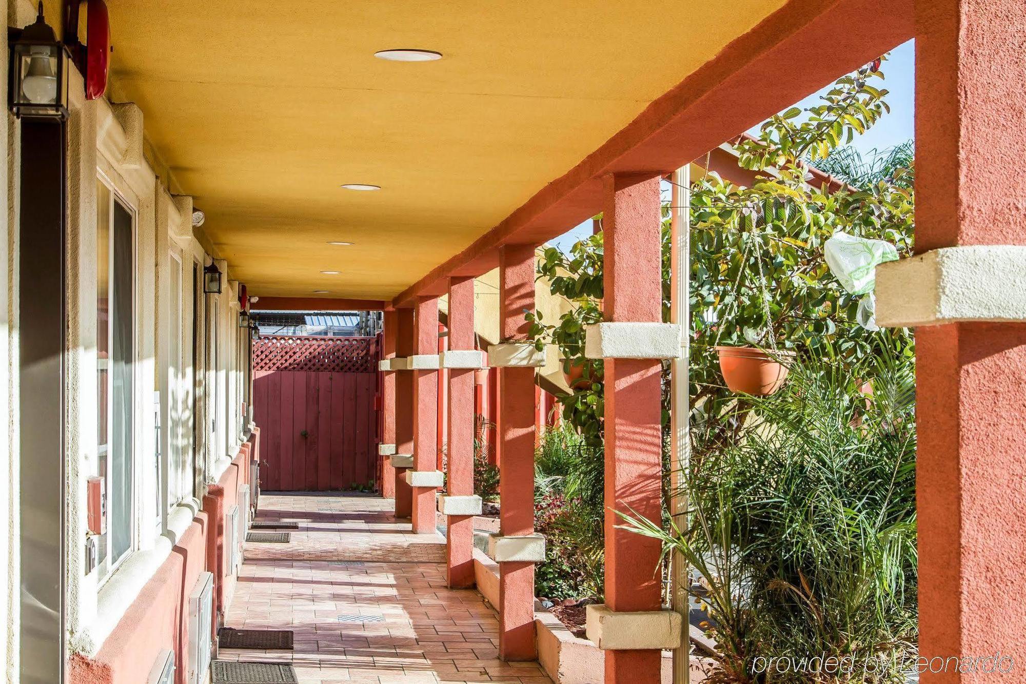 Rodeway Inn & Suites Near The Coliseum & Arena Оукланд Екстериор снимка