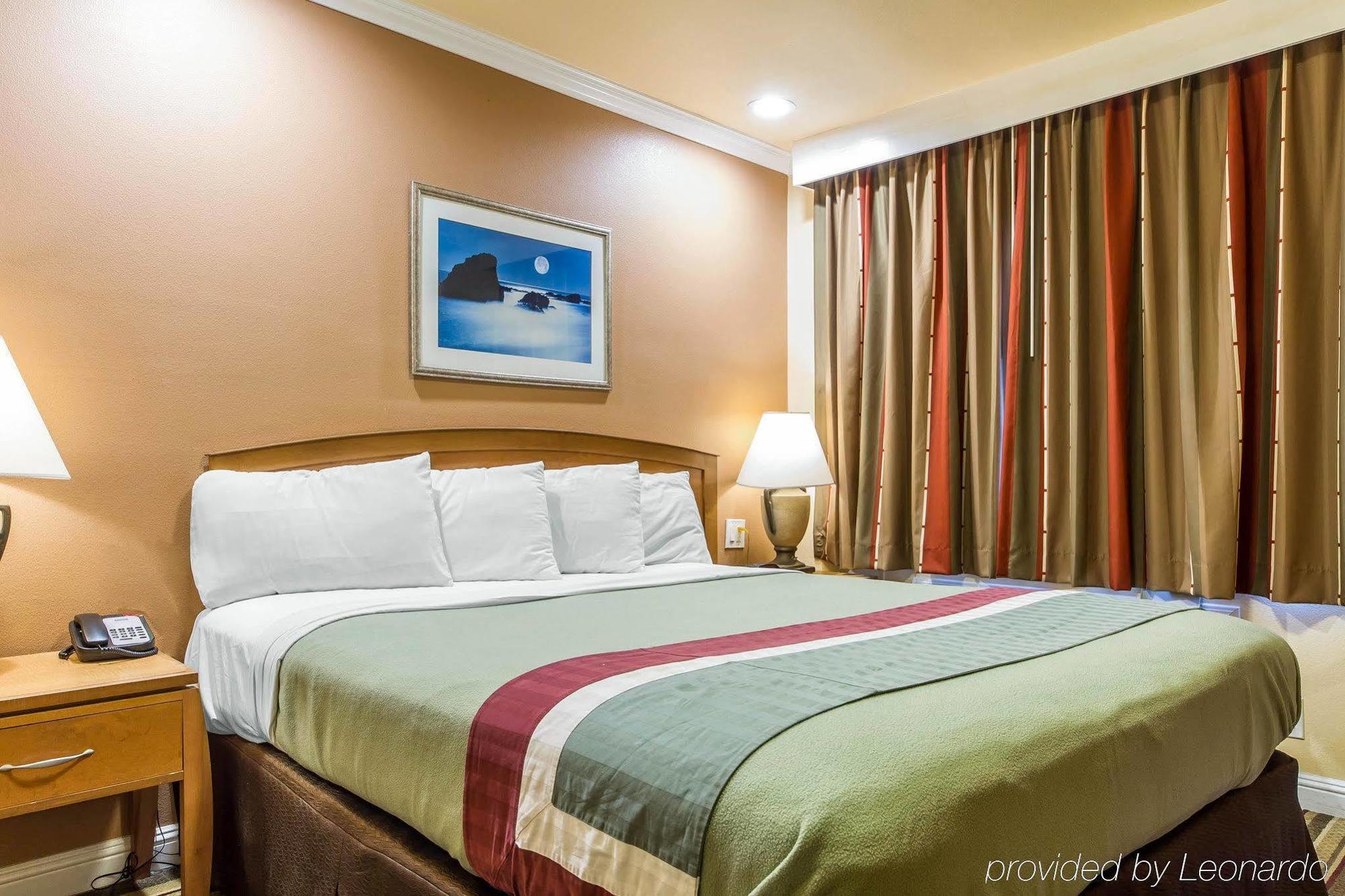 Rodeway Inn & Suites Near The Coliseum & Arena Оукланд Екстериор снимка