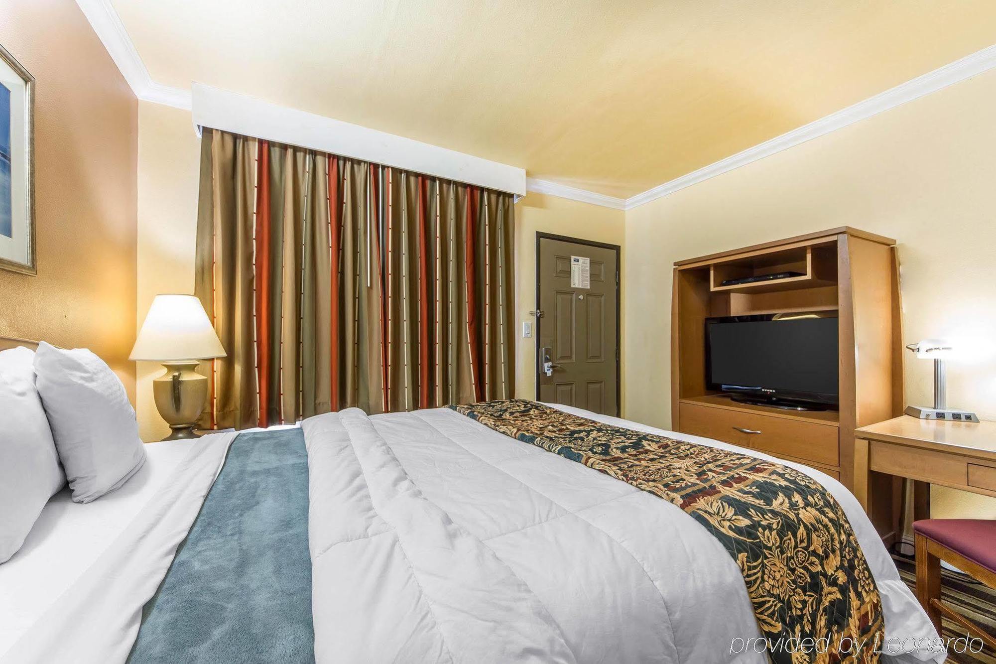 Rodeway Inn & Suites Near The Coliseum & Arena Оукланд Екстериор снимка