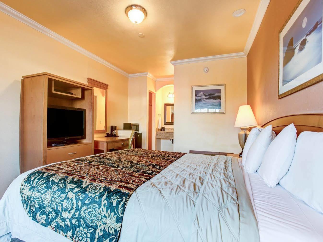 Rodeway Inn & Suites Near The Coliseum & Arena Оукланд Екстериор снимка