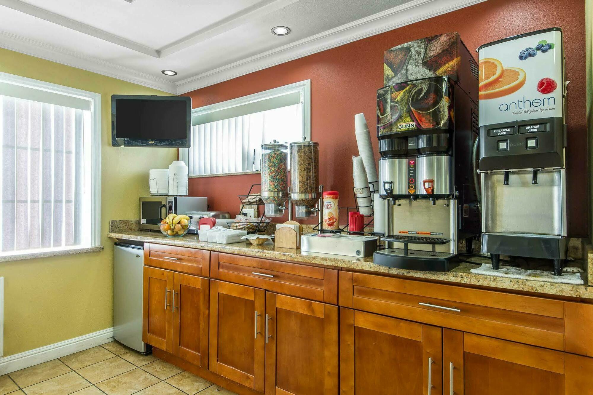 Rodeway Inn & Suites Near The Coliseum & Arena Оукланд Екстериор снимка
