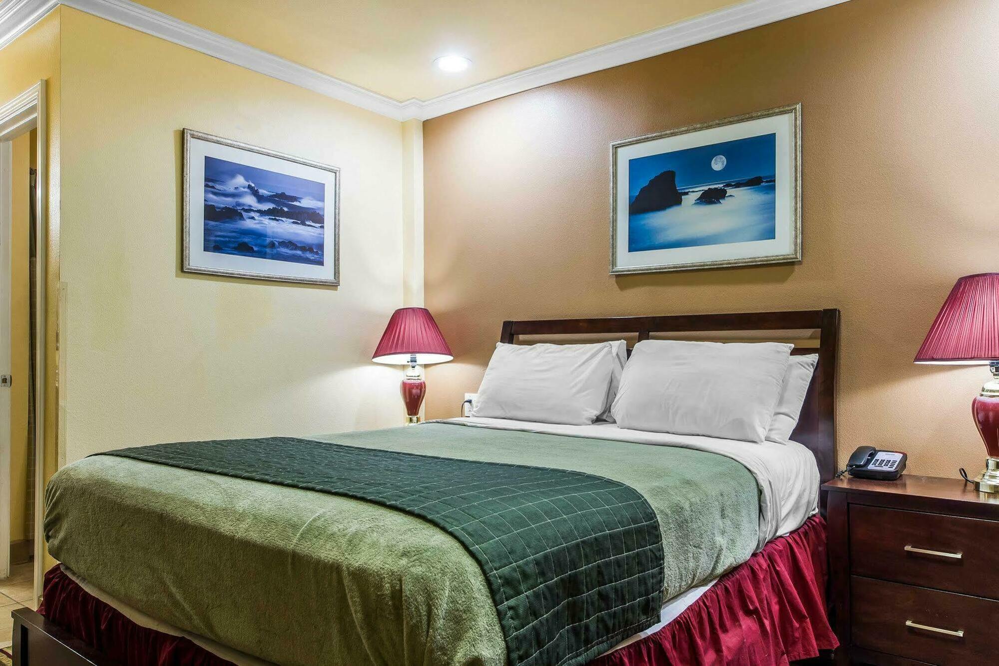 Rodeway Inn & Suites Near The Coliseum & Arena Оукланд Екстериор снимка