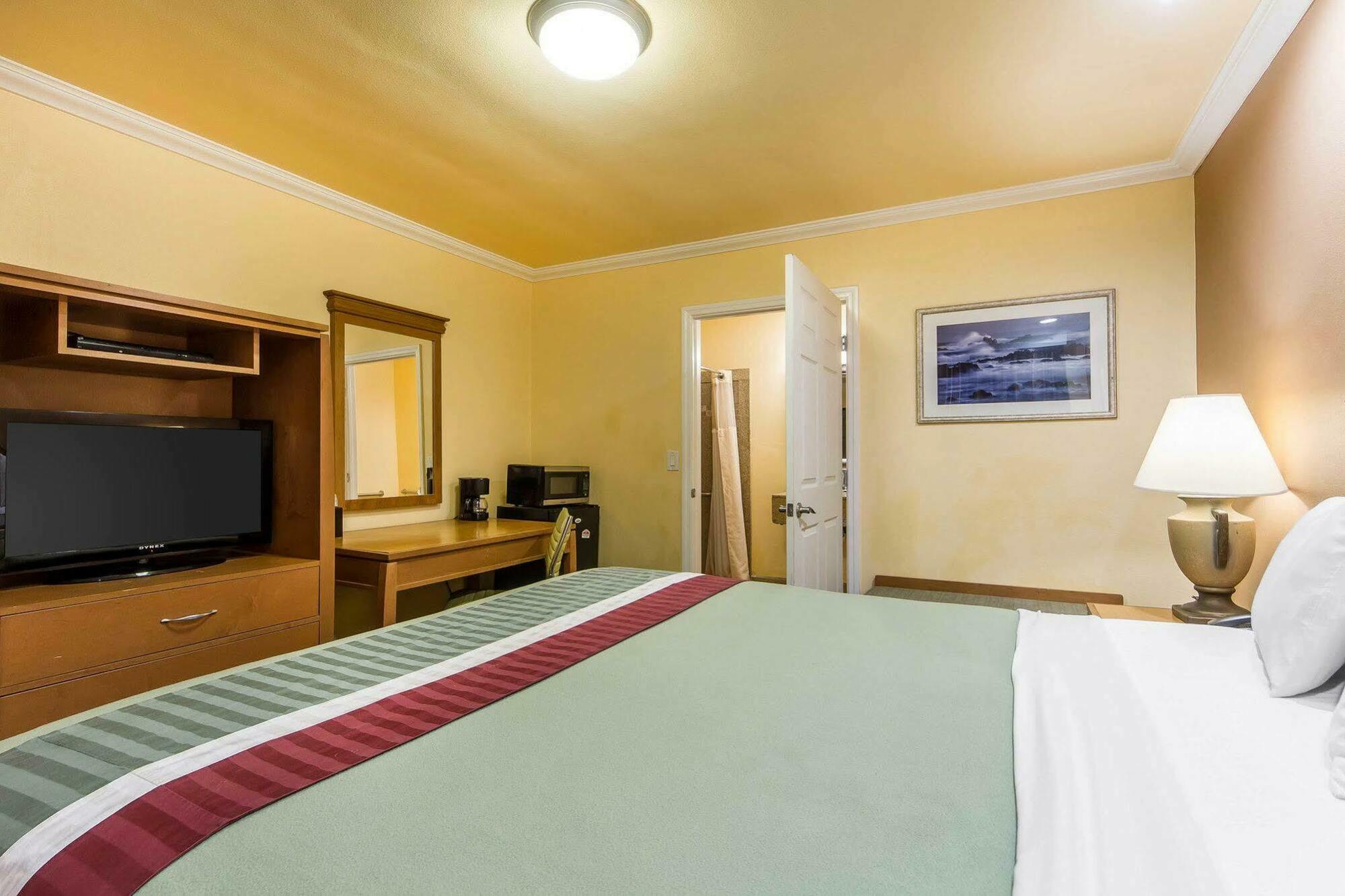 Rodeway Inn & Suites Near The Coliseum & Arena Оукланд Екстериор снимка