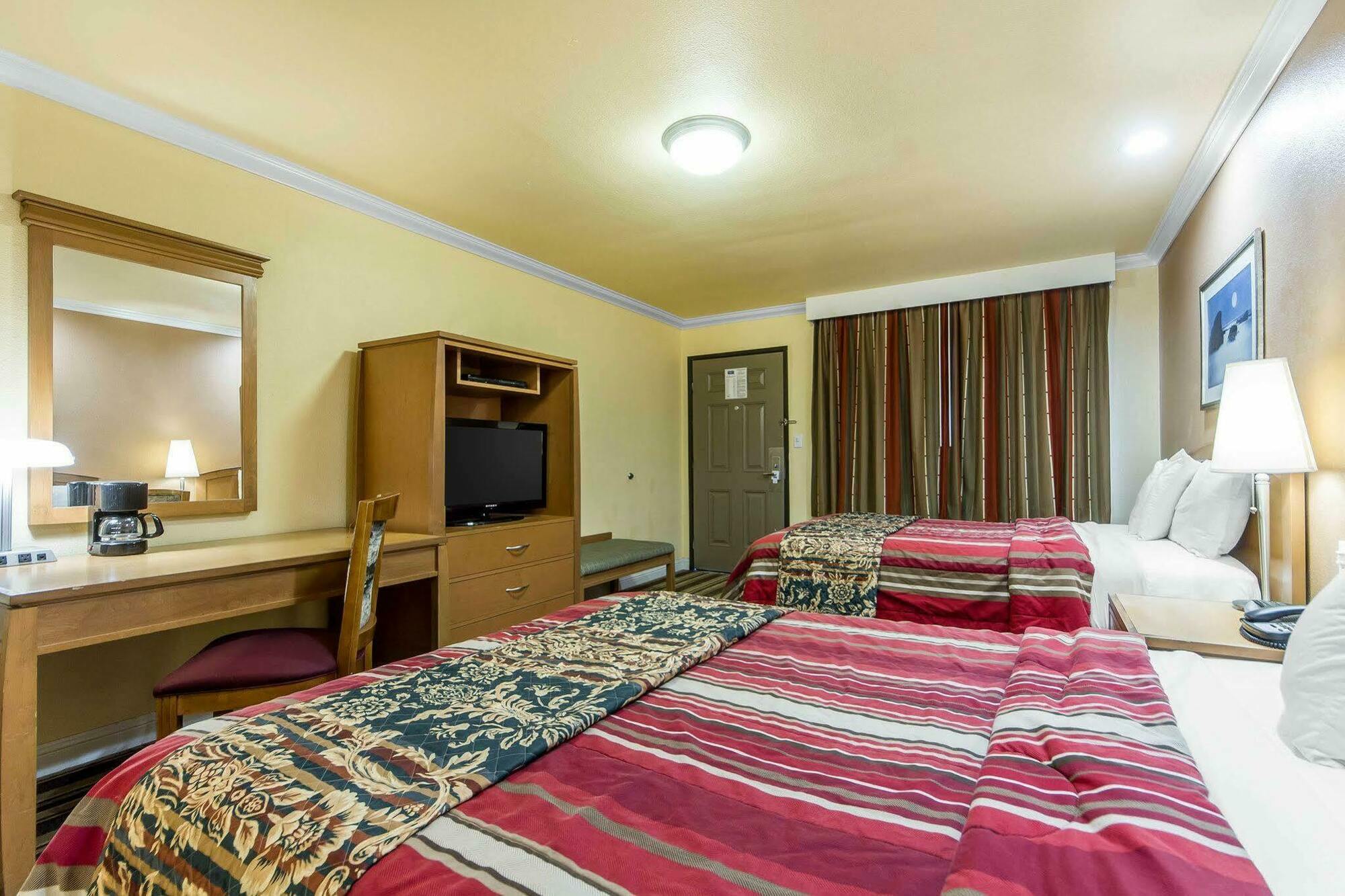 Rodeway Inn & Suites Near The Coliseum & Arena Оукланд Екстериор снимка